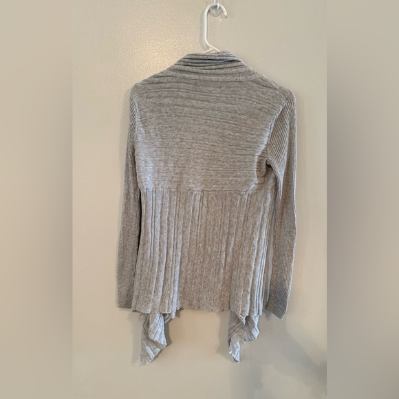 Women’s Daisy Fuentes Light Gray Knit Cardigan in Size S - Picture 2 of 3